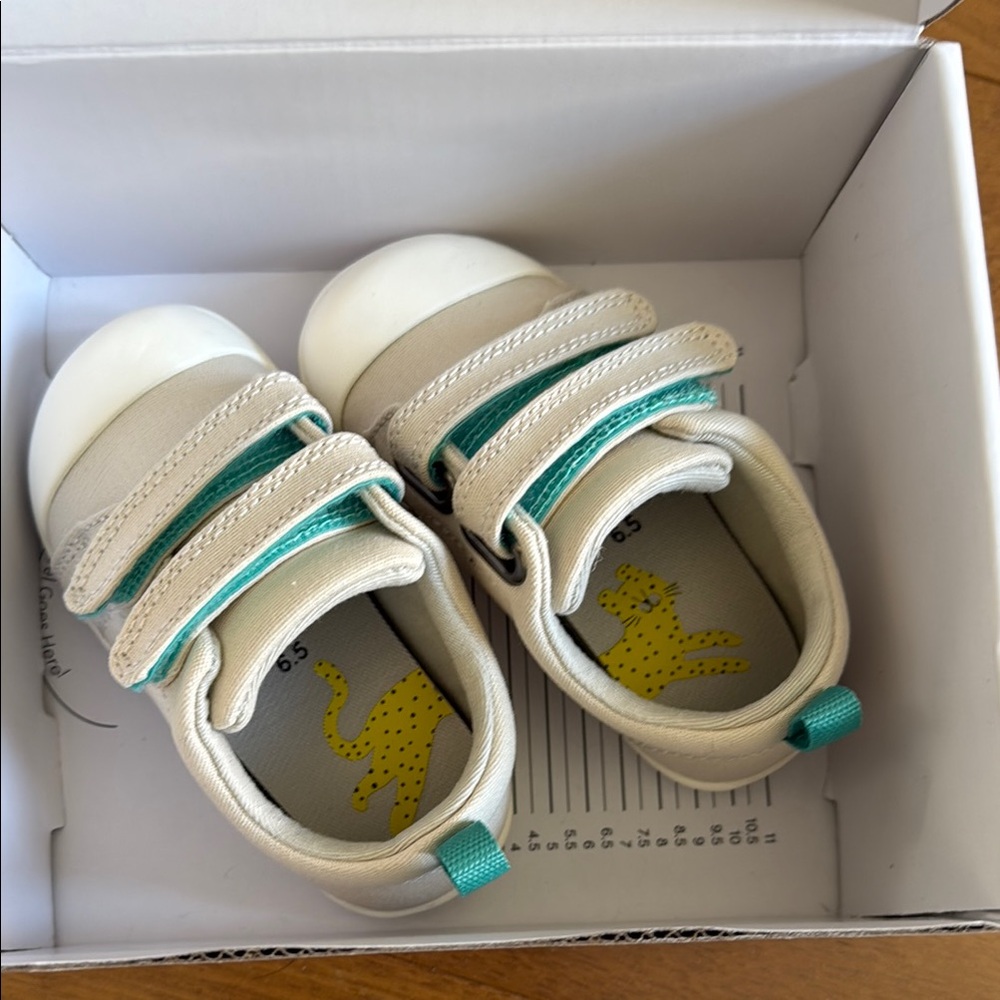 Ten little canvas shoes size 6.5